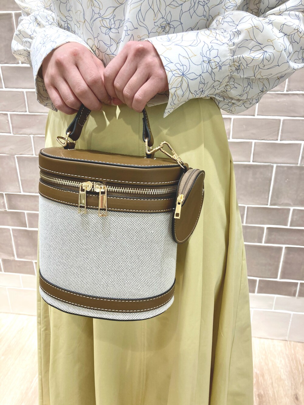 ホワイト系のシャツ/ブラウス、イエロー系のスカート、ブラウン系のショルダーバッグを着用したレディースの春コーディネートの4枚目の写真