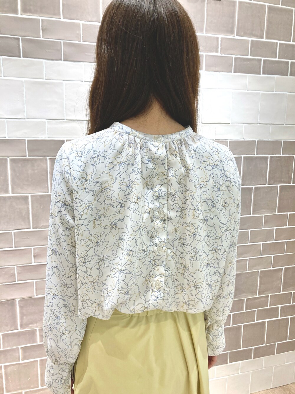 ホワイト系のシャツ/ブラウス、イエロー系のスカート、ブラウン系のショルダーバッグを着用したレディースの春コーディネートの2枚目の写真