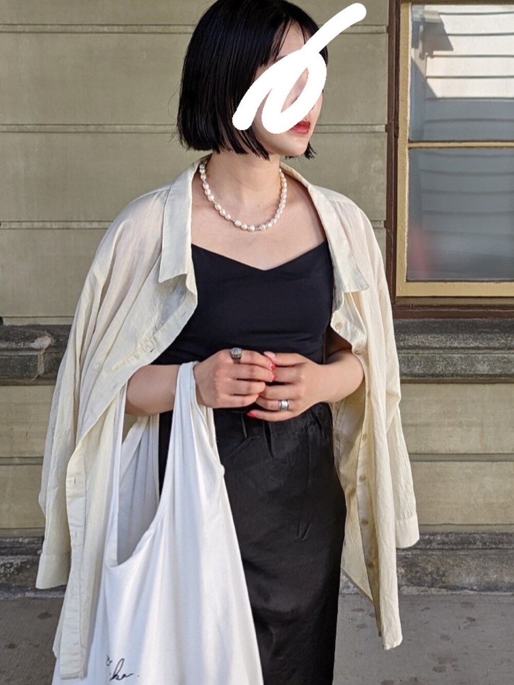 ブラック系のスカートを着用したレディースの夏コーディネートの2枚目の写真