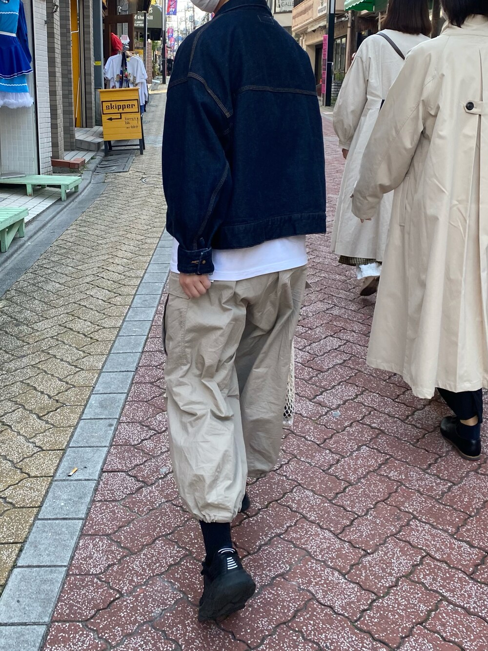 「春コーデ、カジュアル、デニム、デニムジャケット、カーゴパンツ、ベージュ、ワイドパンツ、古着、スニーカー、春色、いいね、save、フォローお願いします🤑」｜「Jiedaのアイテム（デニムジャケット、ブルー系）」を使った、2FIRRKさん（レディース・166cm）の春コーディネートの2枚目の写真