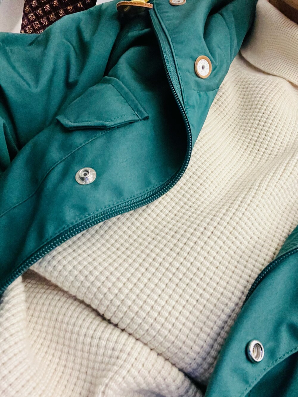 グレー系のスニーカー、グレー系のスラックス、ベージュ系のTシャツ/カットソーを着用したレディースの秋コーディネートの2枚目の写真