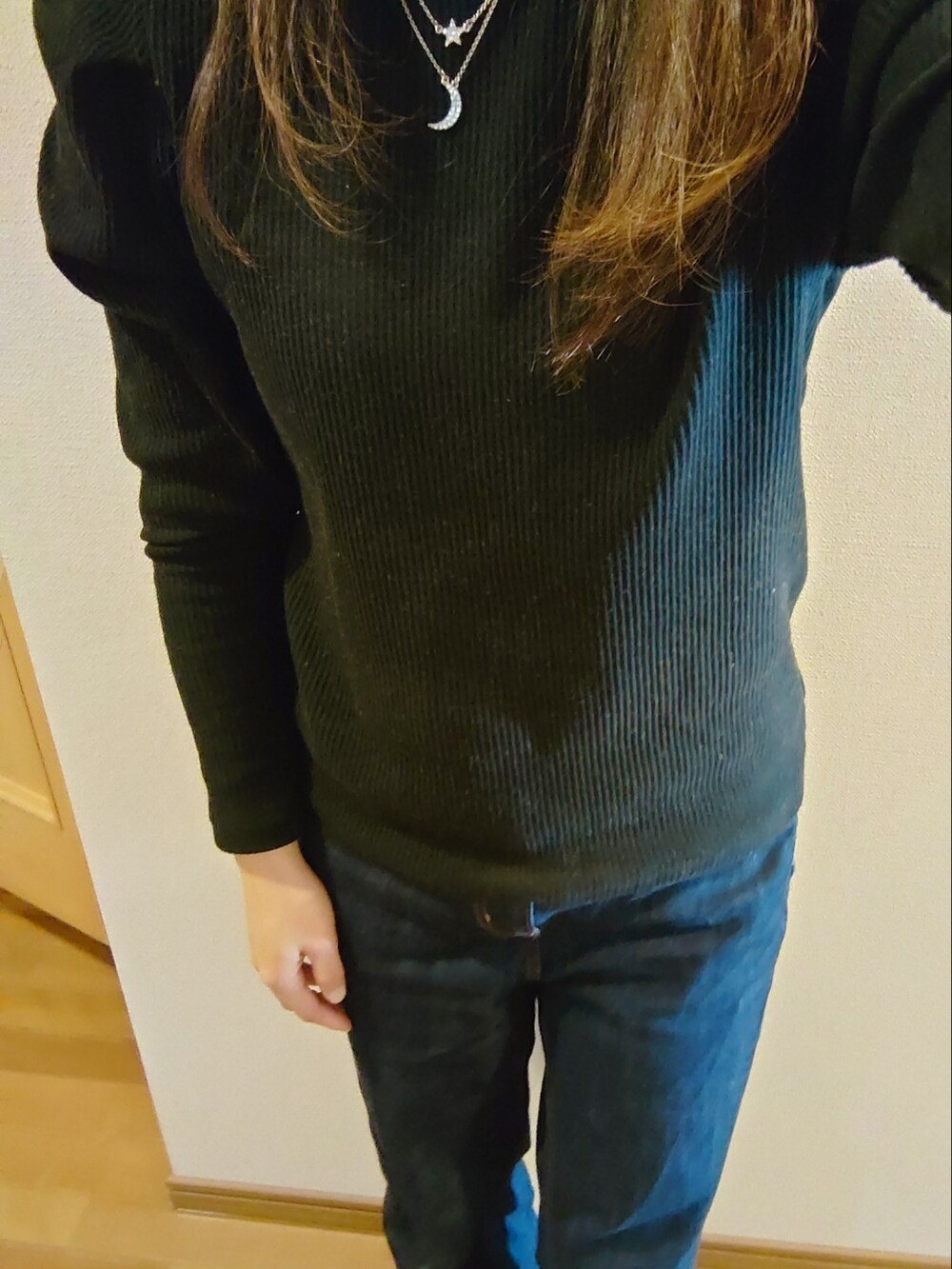 ホワイト系のスニーカー、ピンク系のバッグ、ブラック系のTシャツ/カットソーを着用したレディースの冬コーディネートの2枚目の写真