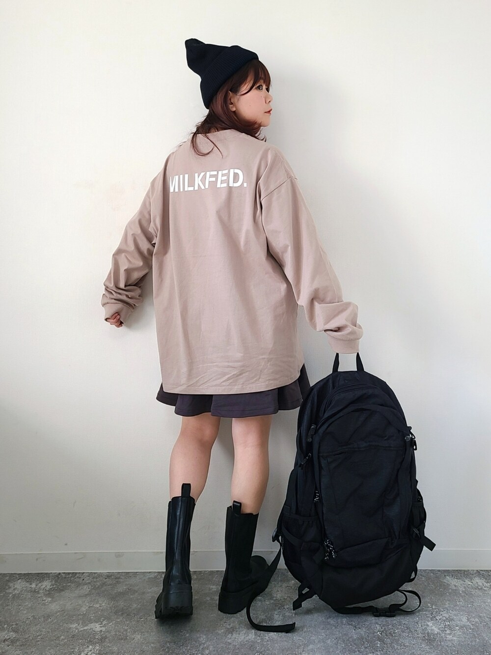 「MILKFED.、ロンT、休日スタイル、ストリート、ボリューム袖、ビッグシルエット、オーバーサイズ、シンプルコーデ、春コーデ、低身長、ブーツ、ニット帽」｜「MILKFED.のBASIC STENCIL WIDE L/S TEE（Tシャツ/カットソー、ベージュ系）」を使った、パン粉さん（レディース・151cm）の春コーディネートの2枚目の写真