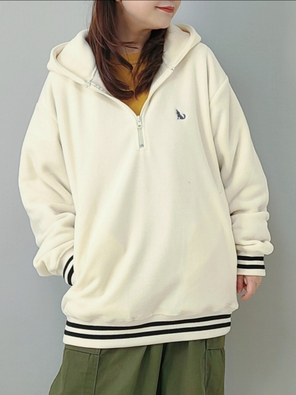 「PR、johnscloset、ジョンズクローゼット、ファッションを楽しもう、パーカー、フリース、レイヤードスタイル、休日スタイル、フライトキャップ、カーゴパンツ、スニーカー、ストリート、メンズライク、ビッグシルエット、スポーツミックス」｜「GLOVE HOUSEの【a】ワンポイント刺繍 フリース ラインリブハーフジップフーディ（パーカー、ホワイト系）」を使った、パン粉さん（レディース・151cm）の秋コーディネートの4枚目の写真