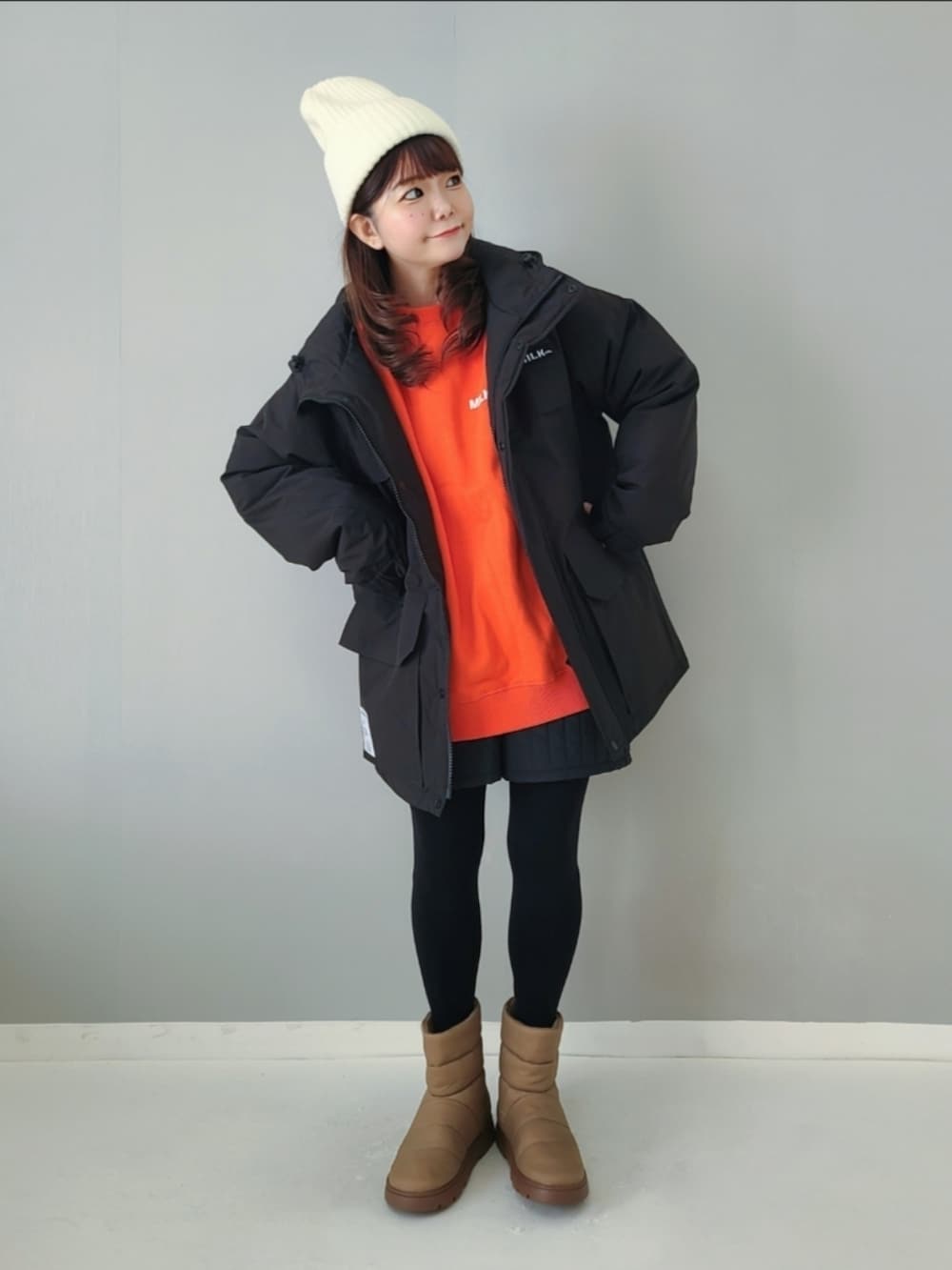 「冬アウター、冬コーデ、ニット帽、ストリート、ブーツ、マイベストコーデ2023、クリスマスに着たい服、ダウンジャケット、休日スタイル、シンプルコーデ、ダウン」｜「MILKFED.のSTENCIL LOGO WIDE SWEAT TOP（スウェット、オレンジ系）」を使った、パン粉さん（レディース・151cm）の冬コーディネートの3枚目の写真