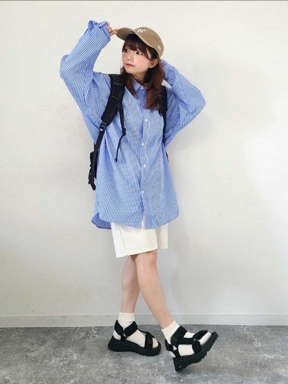 「confirm、コンファーム、シャツスタイル、ストライプ、ハーフパンツ、ショートパンツ、キャップ、スポーツサンダル、スボーツミックス、メンズライク、ストリート、春夏コーデ、休日スタイル、シンプルコーデ」｜「ILL'Sの23SS ツイル / デニム シェフショーツ シェフパンツ ハーフパンツ【ILL'S 】（デニムパンツ、ホワイト系）」を使った、パン粉さん（レディース・151cm）の春コーディネートの2枚目の写真