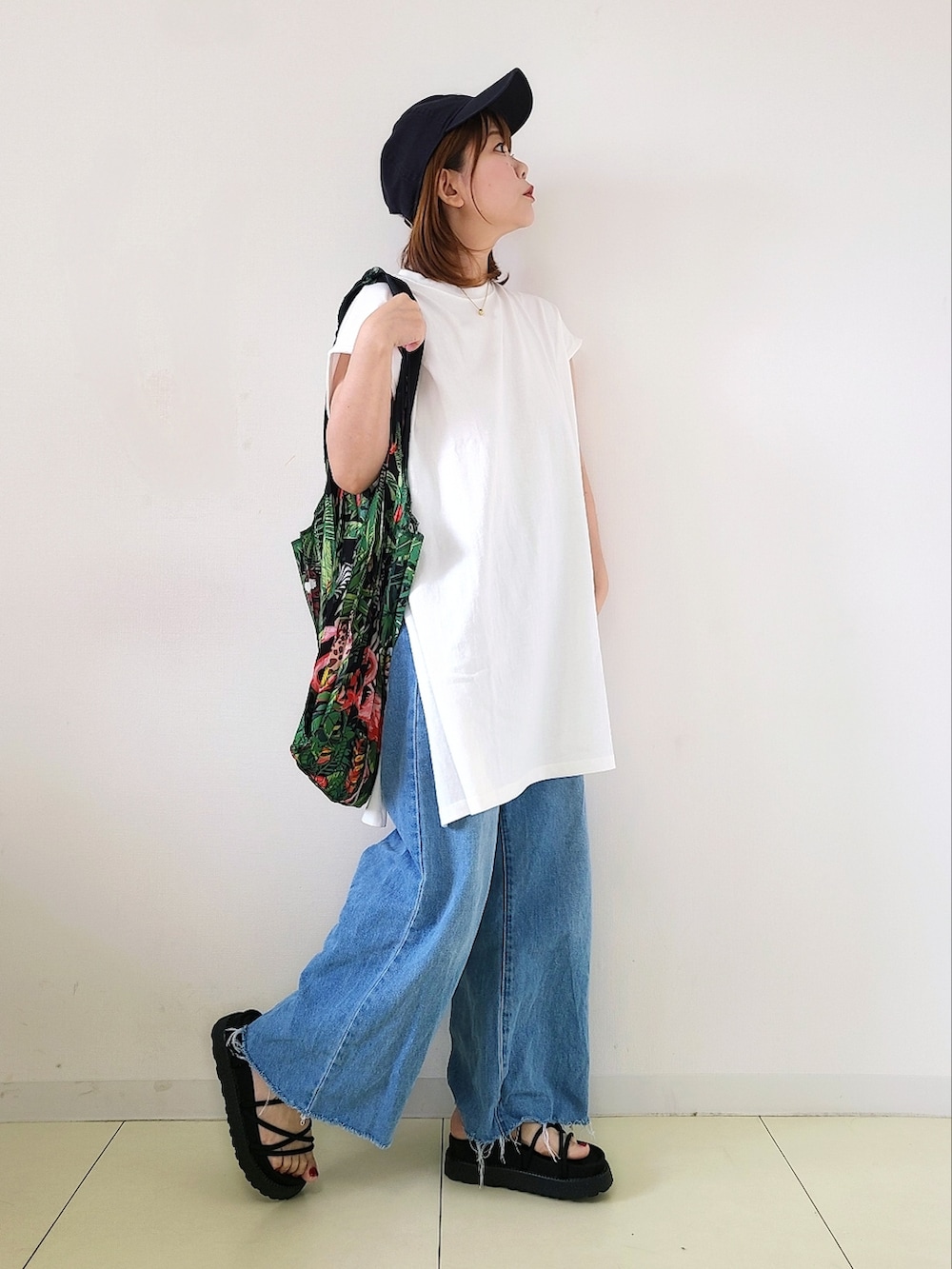 「reca、recaコーデ、夏コーデ、LHME、キャップ、NEW ERA、シンプルコーデ、厚底サンダル、休日スタイル、プチプラ、夏だ!Tシャツ着よう!」|「recaのヘビー天竺ビックシルエットフレンチスリーブトップス(Tシャツ/カットソー、ホワイト系)」を使った、パン粉さん(レディース・151cm)の夏コーディネートの2枚目の写真