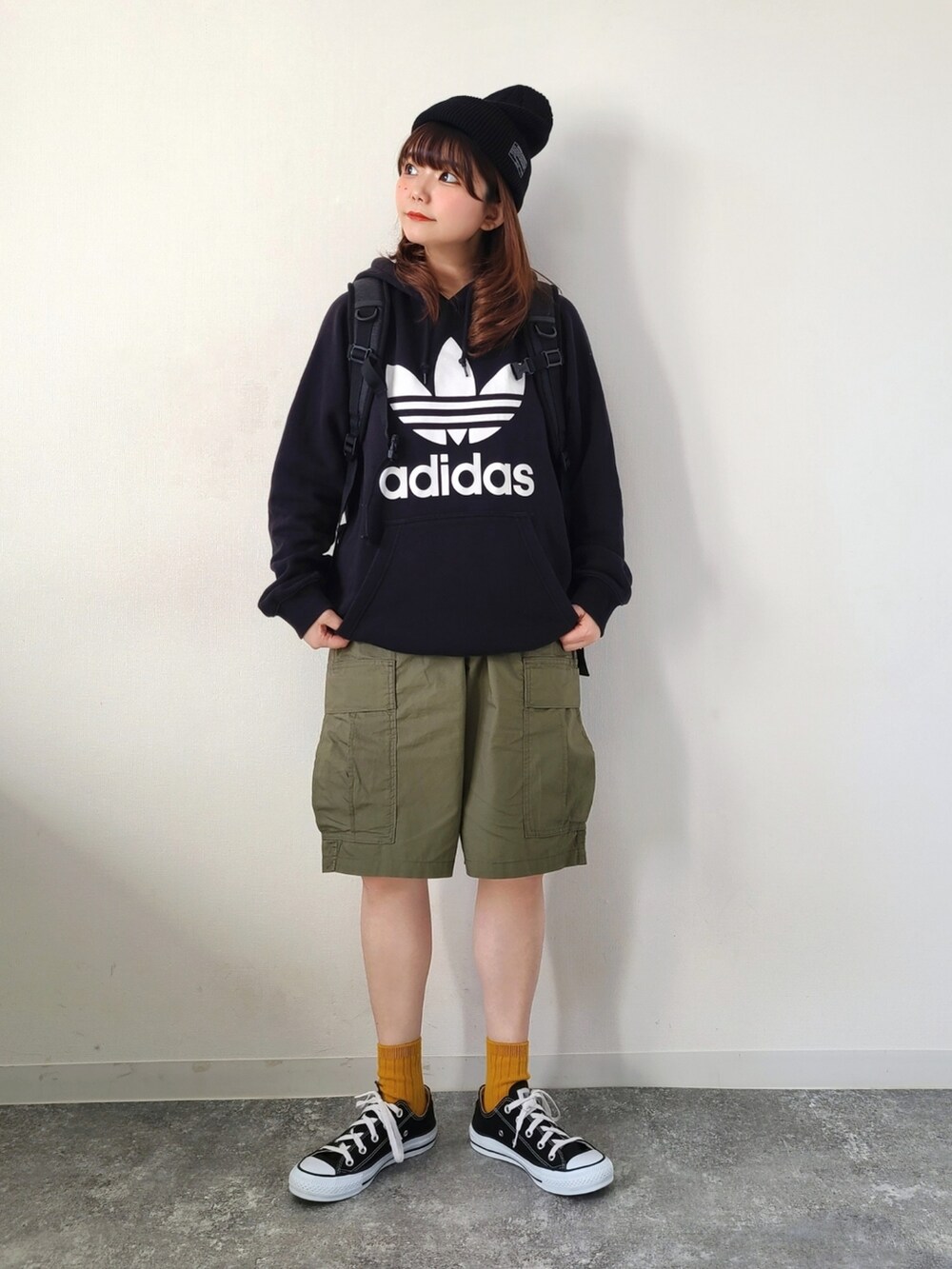 「GU、GUコーデ、春服デビュー宣言、春コーデ、春服みてみて、ハーフパンツ、プチプラ、パーカー、スニーカーコーデ、コンバース、休日スタイル、メンズライク、ストリート、カーゴパンツ、adidas」｜「GUのアイテム（カーゴパンツ、グリーン系）」を使った、パン粉さん（レディース・151cm）の春コーディネートの3枚目の写真