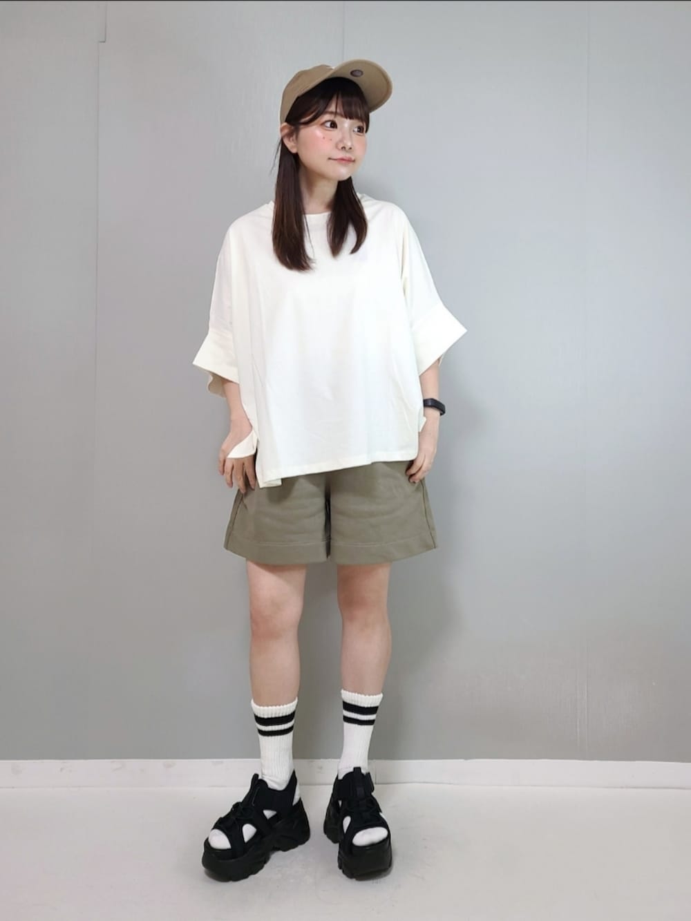 パン粉さんの「ラクに体型カバーも叶う！綿100％ ドルマンスリーブワイドTシャツ（reca）」を使ったコーディネートの3枚目の写真