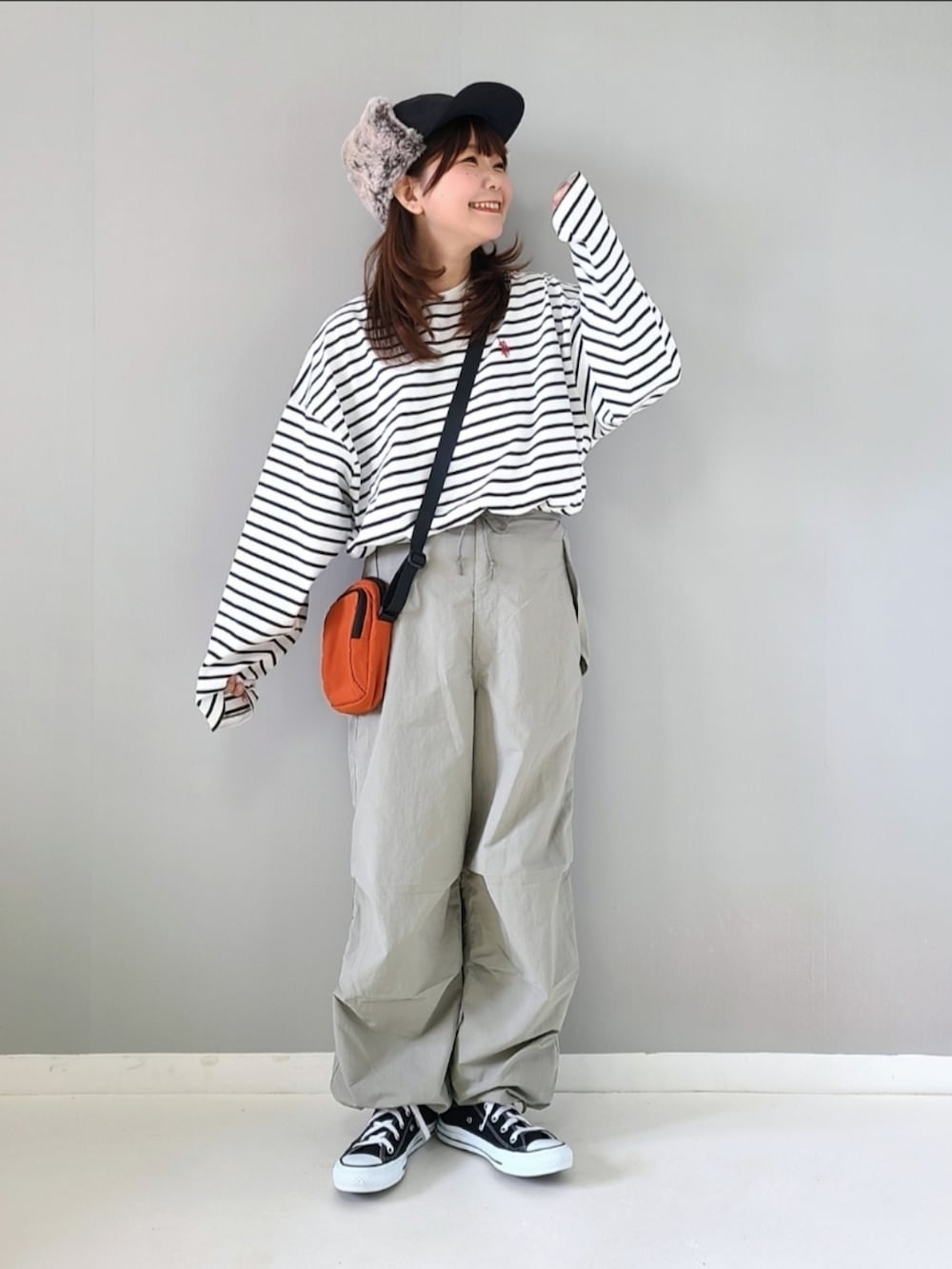 「GeeRA、geera_ootd、ジーラ、ボーダー、ロンT、フライトキャップ、ミニバッグ、ショルダーバッグ、休日スタイル、シンプルコーデ、淡色コーデ、秋服準備はじめました、スニーカー、プチプラ、コンバース」｜「U.S. POLO ASSN.の2023 AW 【U.S. POLO ASSN.】オーバーサイズ刺しゅうロンT（Tシャツ/カットソー、ホワイト系）」を使った、パン粉さん（レディース・151cm）の夏コーディネートの3枚目の写真