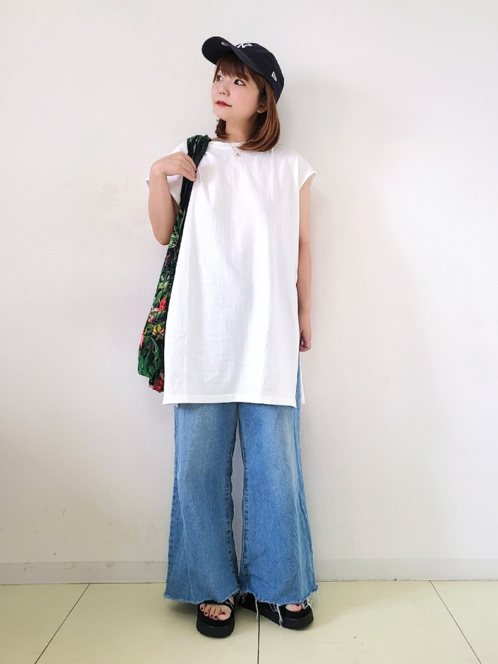 「reca、recaコーデ、夏コーデ、LHME、キャップ、NEW ERA、シンプルコーデ、厚底サンダル、休日スタイル、プチプラ、夏だ!Tシャツ着よう!」|「recaのヘビー天竺ビックシルエットフレンチスリーブトップス(Tシャツ/カットソー、ホワイト系)」を使った、パン粉さん(レディース・151cm)の夏コーディネートの3枚目の写真