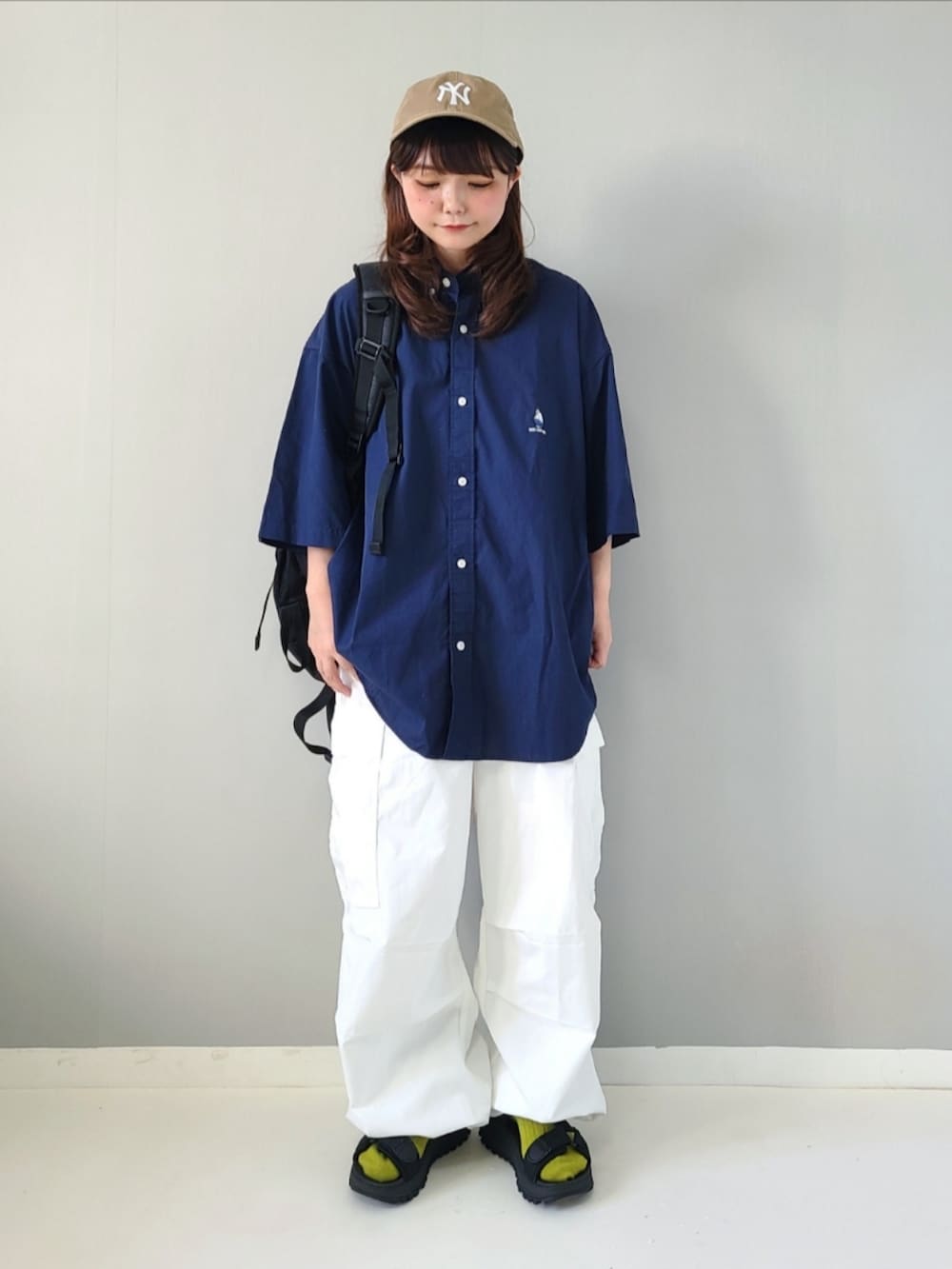 「johnscloset、ジョンズクローゼット、redcapgirl、シャツスタイル、カーゴパンツ、プチプラ、メンズライク、ストリート、キャップ、スポーツサンダル、夏コーデ、休日スタイル、お出かけコーデ」｜「Red Cap Girlの【a-r】〔Red Cap Girl/レッドキャップガール〕ブロード ワンポイント刺繍 オーバーサイズ 半袖BDシャツ（シャツ/ブラウス、ブルー系）」を使った、パン粉さん（レディース・151cm）の夏コーディネートの2枚目の写真