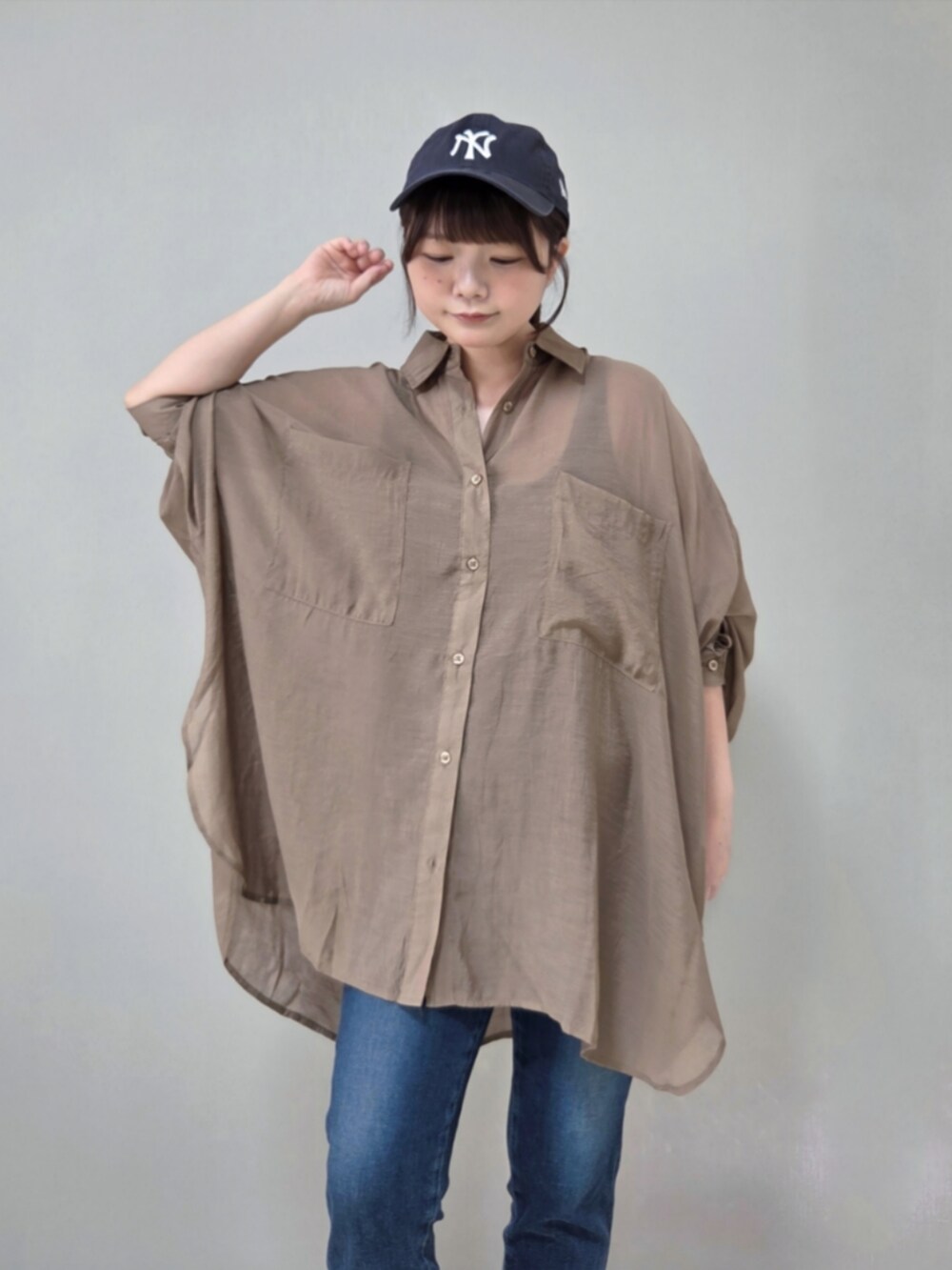 ベージュ系のシャツ/ブラウスを着用したレディースの秋コーディネートの5枚目の写真