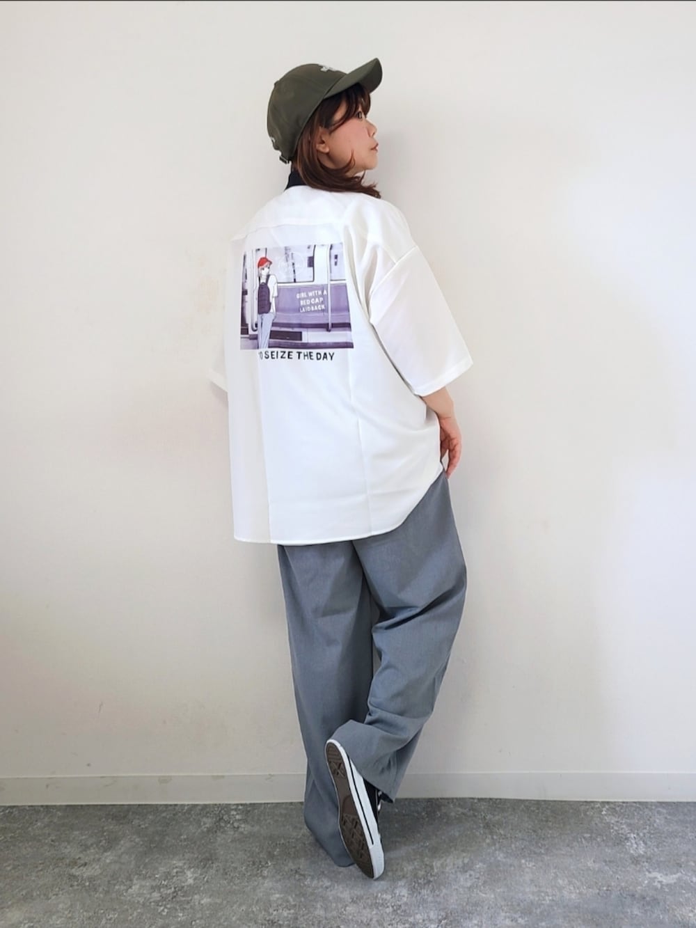 「johnscloset、ジョンズクローゼット、redcapgirl、バックプリント、GU、メンズライク、ストリート、キャップ、休日スタイル、シンプルコーデ、春夏コーデ、スニーカー、コンバース、ゆるコーデ」｜「Red Cap Girlの【a-r】〔Red Cap Girl/レッドキャップガール〕ナチュラルストレッチポリエステル バックプリント ルーズサイズ半袖シャツ（シャツ/ブラウス、ホワイト系）」を使った、パン粉さん（レディース・151cm）の春コーディネートの2枚目の写真