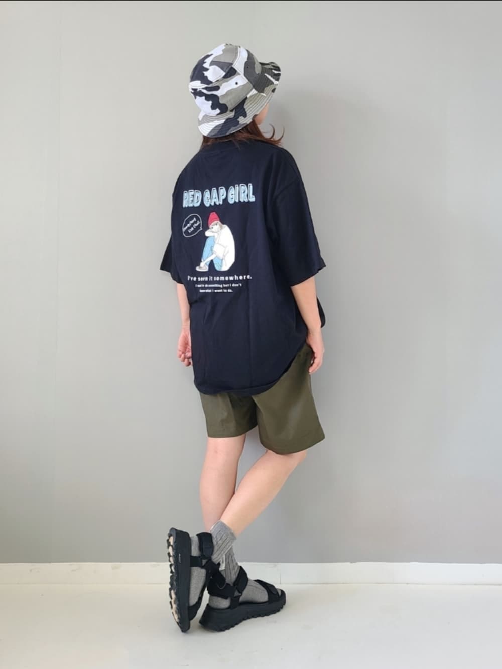 「johnscloset、ジョンズクローゼット、redcapgirl、バケットハット、スポーツサンダル、プリントT、ロゴT、ハーフパンツ、プチプラ、メンズライク、ストリート、夏コーデ、フェスコーデ、お出かけコーデ」｜「Red Cap Girlの【a-r】〔Red Cap Girl/レッドキャップガール〕天竺 バックプリントビッグシルエット半袖Tシャツ/ボックスシルエット（Tシャツ/カットソー、ブラック系）」を使った、パン粉さん（レディース・150cm）の夏コーディネートの2枚目の写真
