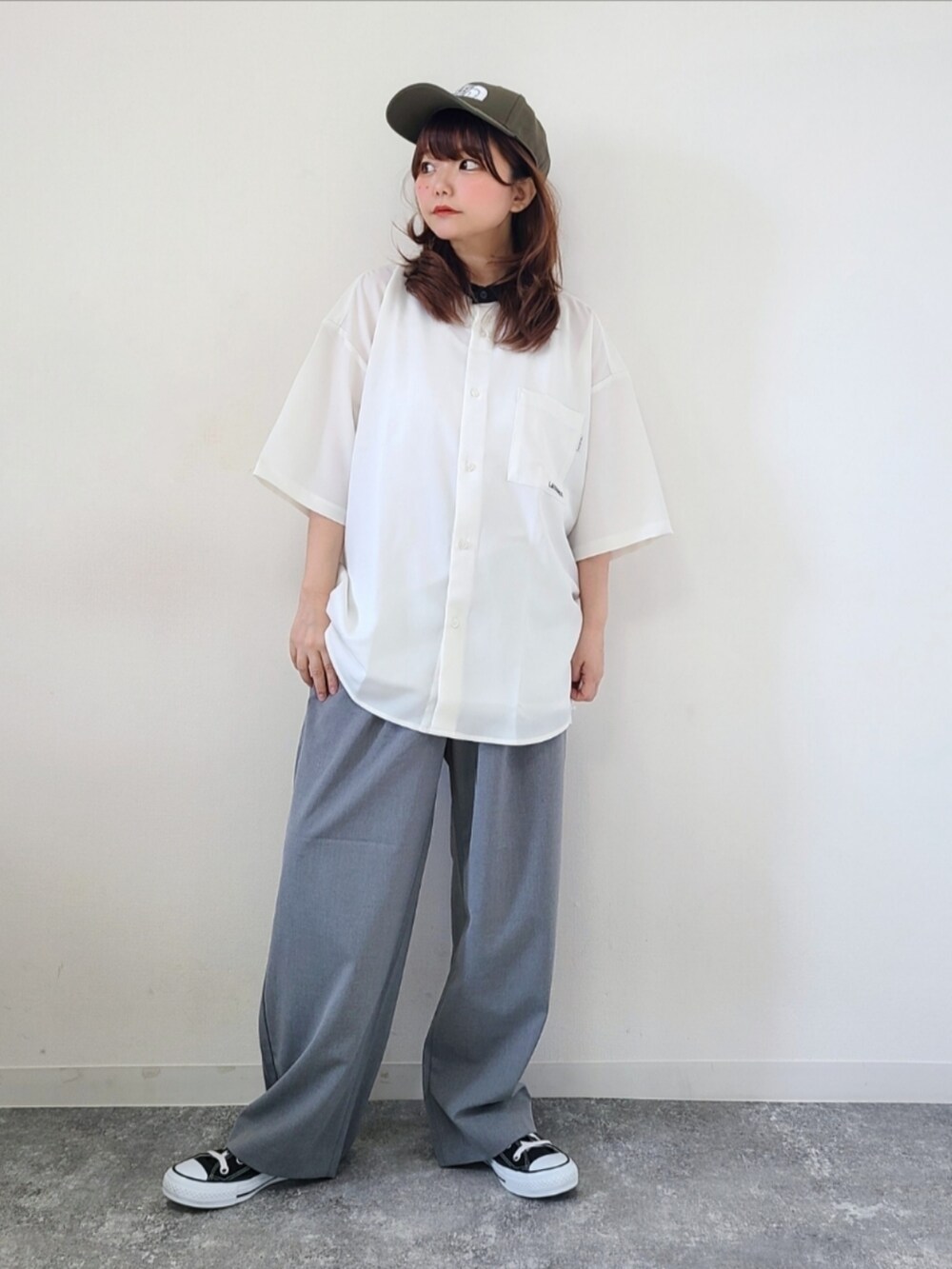 「johnscloset、ジョンズクローゼット、redcapgirl、バックプリント、GU、メンズライク、ストリート、キャップ、休日スタイル、シンプルコーデ、春夏コーデ、スニーカー、コンバース、ゆるコーデ」｜「Red Cap Girlの【a-r】〔Red Cap Girl/レッドキャップガール〕ナチュラルストレッチポリエステル バックプリント ルーズサイズ半袖シャツ（シャツ/ブラウス、ホワイト系）」を使った、パン粉さん（レディース・151cm）の春コーディネートの3枚目の写真