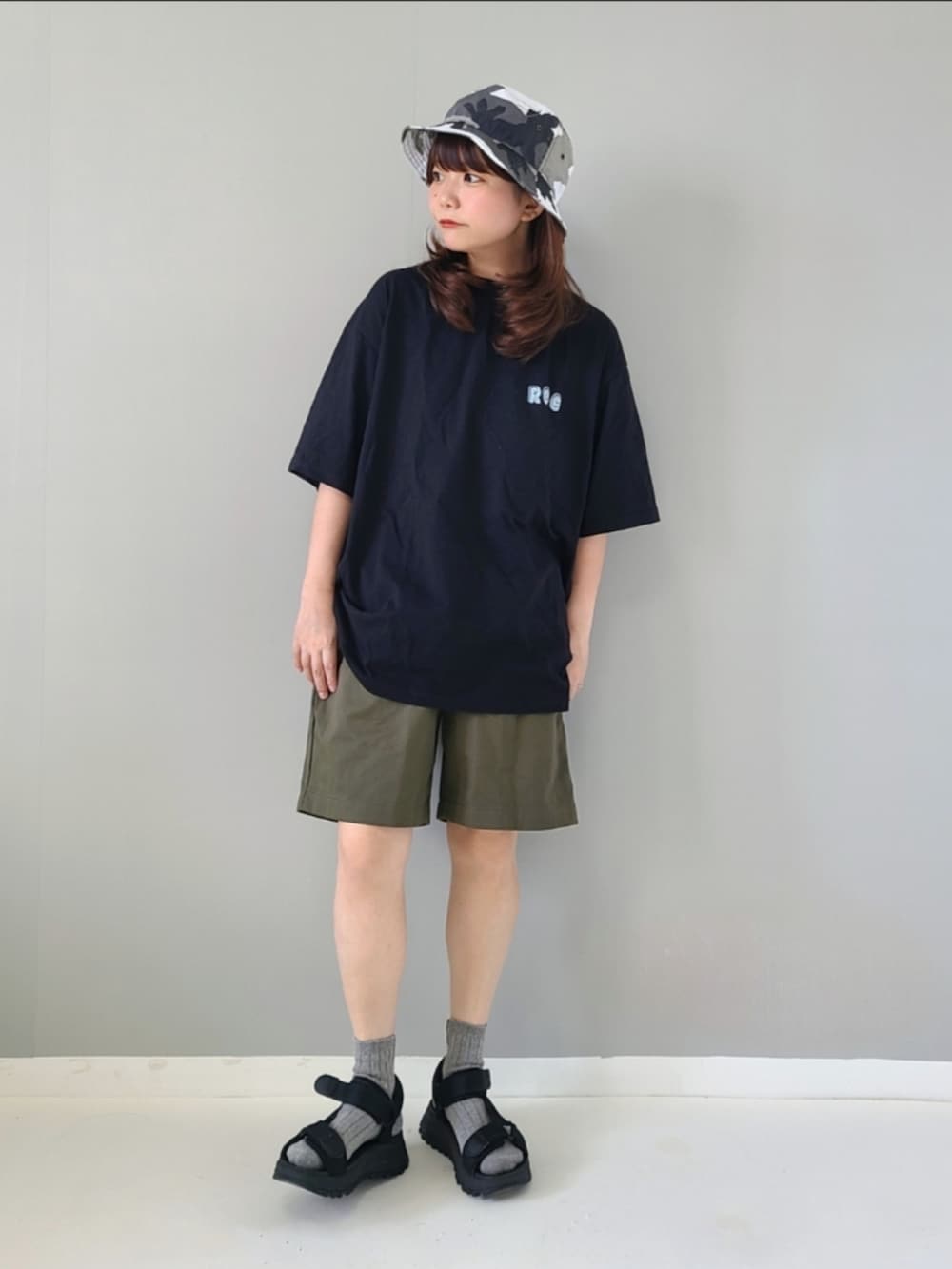 「johnscloset、ジョンズクローゼット、redcapgirl、バケットハット、スポーツサンダル、プリントT、ロゴT、ハーフパンツ、プチプラ、メンズライク、ストリート、夏コーデ、フェスコーデ、お出かけコーデ」｜「Red Cap Girlの【a-r】〔Red Cap Girl/レッドキャップガール〕天竺 バックプリントビッグシルエット半袖Tシャツ/ボックスシルエット（Tシャツ/カットソー、ブラック系）」を使った、パン粉さん（レディース・150cm）の夏コーディネートの3枚目の写真