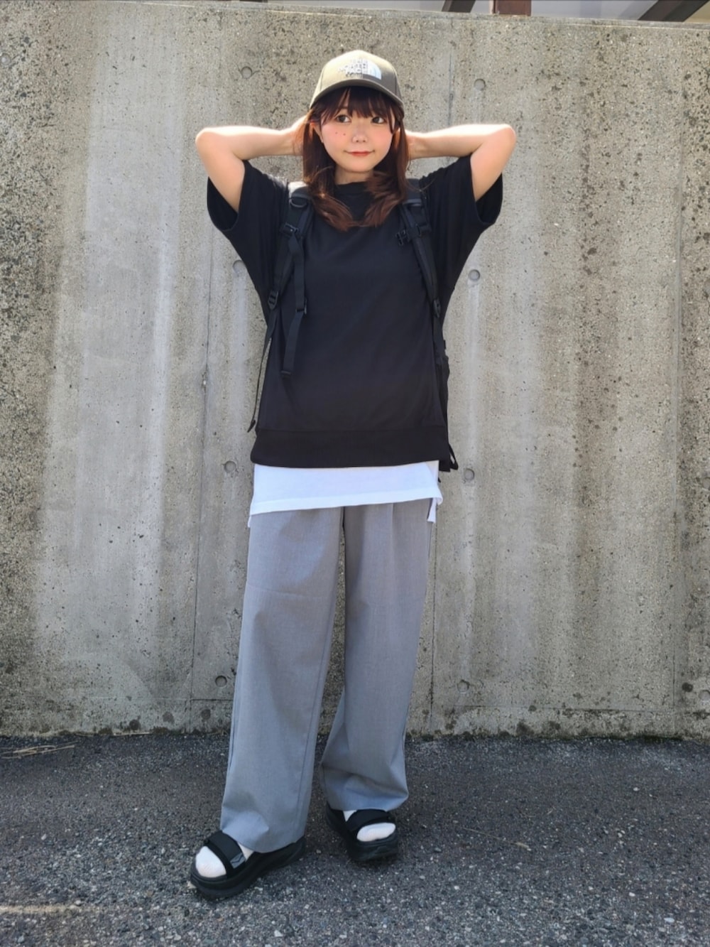 「GU、GUコーデ、プチプラ、レイヤードスタイル、休日スタイル、シンプルコーデ、キャップ、春夏コーデ、ビッグシルエット、ストリート、メンズライク、スポーツサンダル、スポーツミックス」｜「GUのアイテム（トップス、ブラック系）」を使った、パン粉さん（レディース・151cm）の春コーディネートの4枚目の写真
