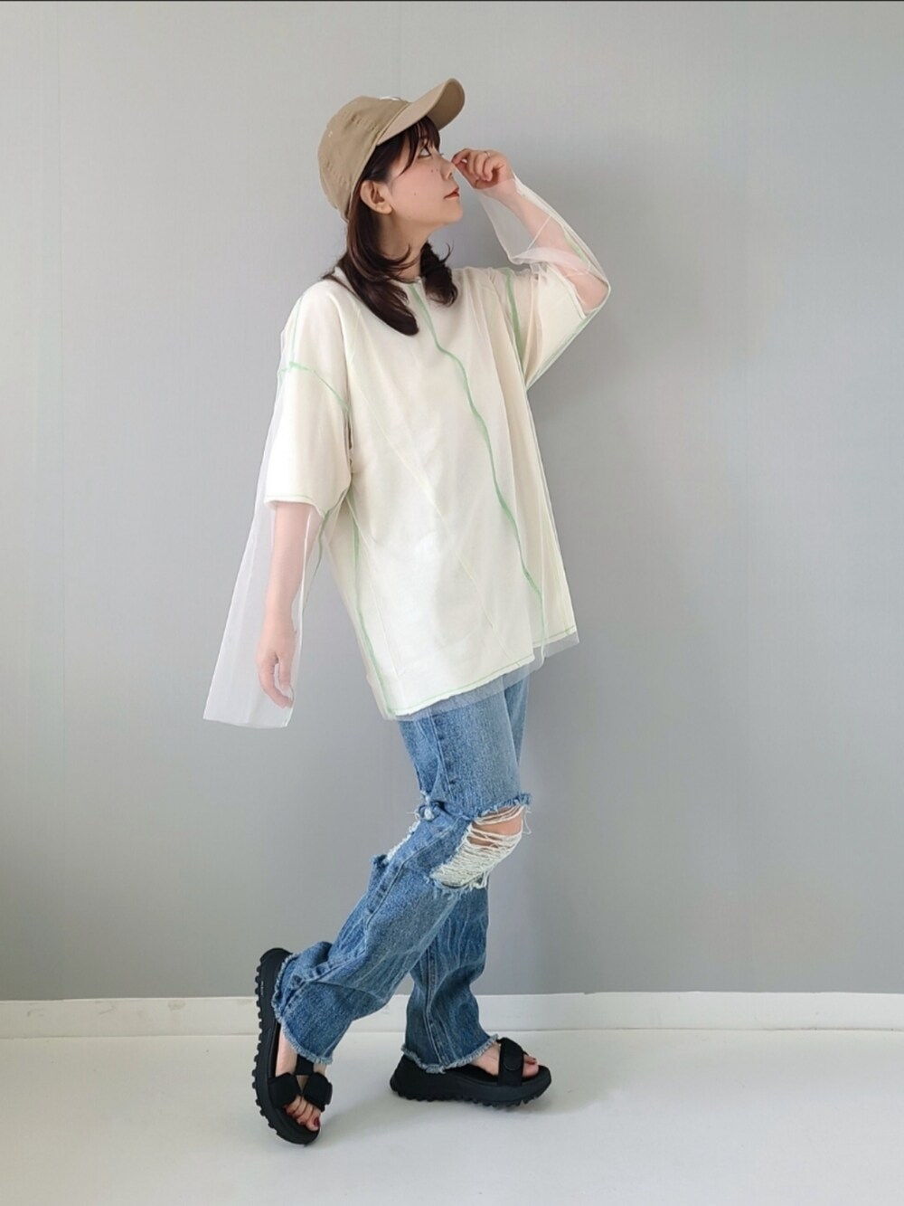 ホワイト系のTシャツ/カットソー、ホワイト系のTシャツ/カットソー、ブルー系のデニムパンツを着用したレディースの夏コーディネートの3枚目の写真