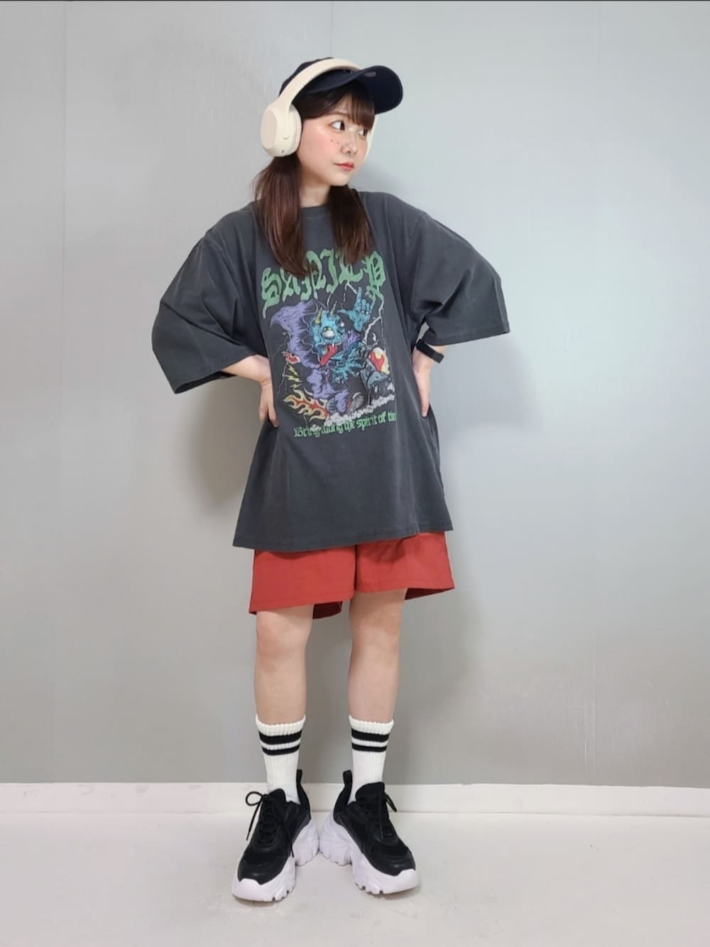 「PR、STARTING OVER、スターティングオーバー、プリントT、古着MIX、Tシャツ、ハーフパンツ、ショートパンツ、スニーカー、スニーカーコーデ、キャップ、ストリート、プチプラ、休日スタイル、夏コーデ」｜「Starting OverのPigment hard wash T-shirt/ピグメント ハードウォッシュ 半袖 Tシャツ（Tシャツ/カットソー、ブラック系）」を使った、パン粉さん（レディース・151cm）の春コーディネートの4枚目の写真