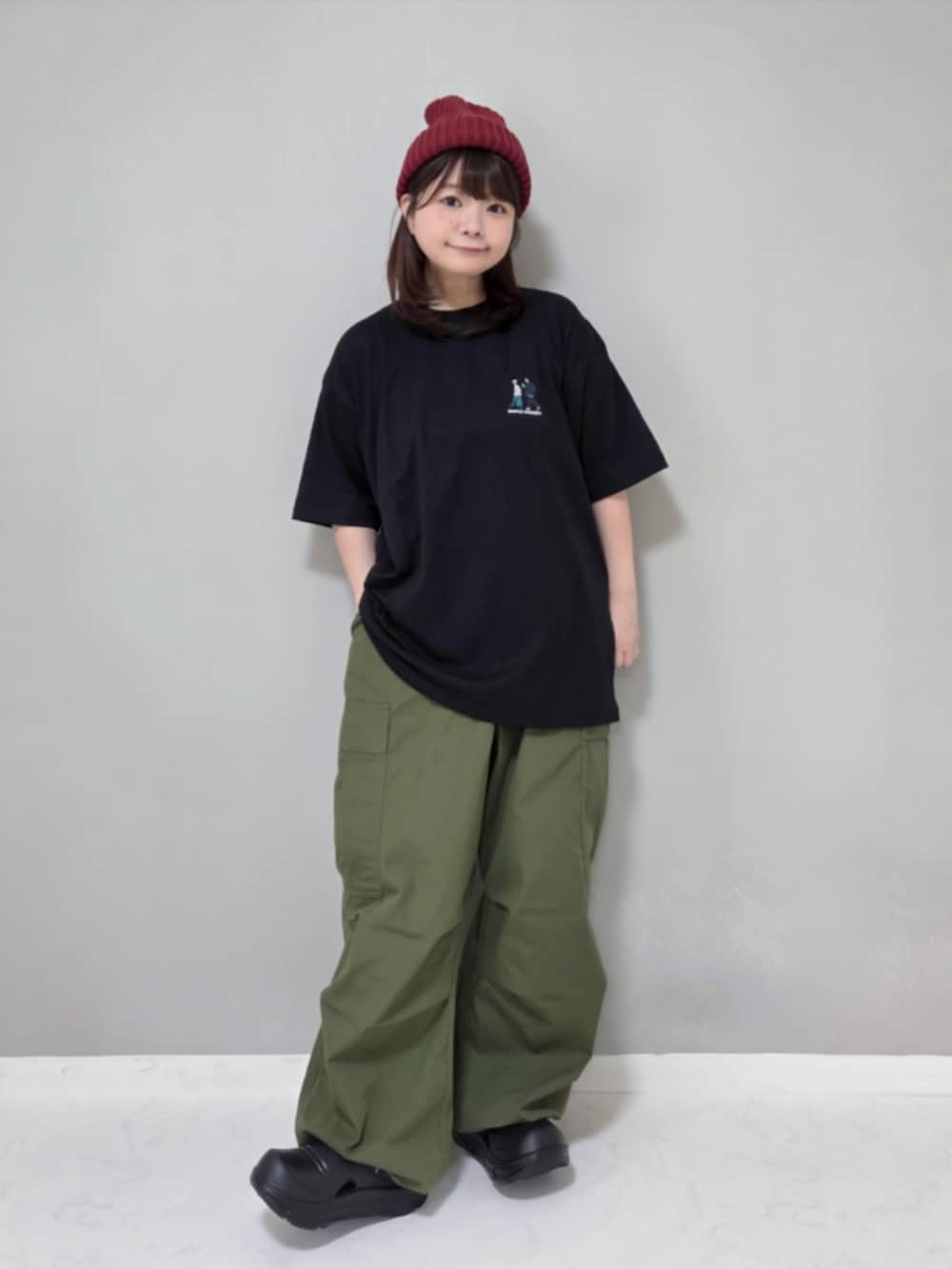 ブラック系のTシャツ/カットソー、ブラック系のサンダルを着用したレディースの夏コーディネートの4枚目の写真