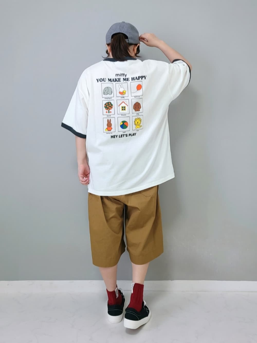 ブラック系のTシャツ/カットソーを着用したレディースの夏コーディネートの5枚目の写真
