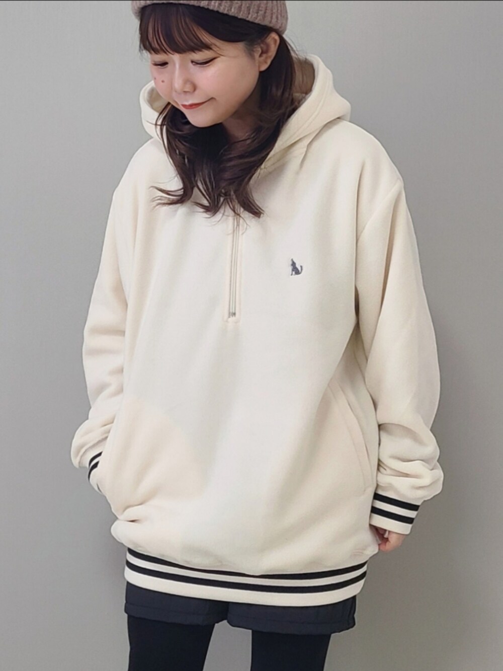 「PR、johnscloset、ジョンズクローゼット、ファッションを楽しもう、ハーフジップ、フリース、パーカー、ブーツ、ニット帽、シンプルコーデ、休日スタイル、冬コーデ」｜「GLOVE HOUSEの【a】ワンポイント刺繍 フリース ラインリブハーフジップフーディ（パーカー、ホワイト系）」を使った、パン粉さん（レディース・151cm）の秋コーディネートの5枚目の写真