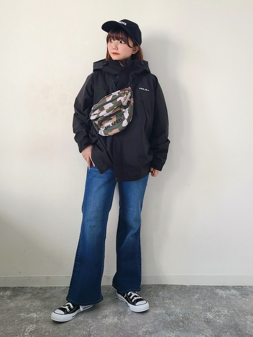 「EDWIN、edwinjapan、エドウィン、いまどきジャケット写真、マウンテンパーカー、春アウター、春コーデ、デニム、シンプルコーデ、休日スタイル、アウトドアスタイル、コンバース、スニーカーコーデ、キャップ」|「EDWINのessentials ストレッチフレアデニムパンツ(デニムパンツ、ブルー系)」を使った、パン粉さん(レディース・151cm)の春コーディネートの2枚目の写真