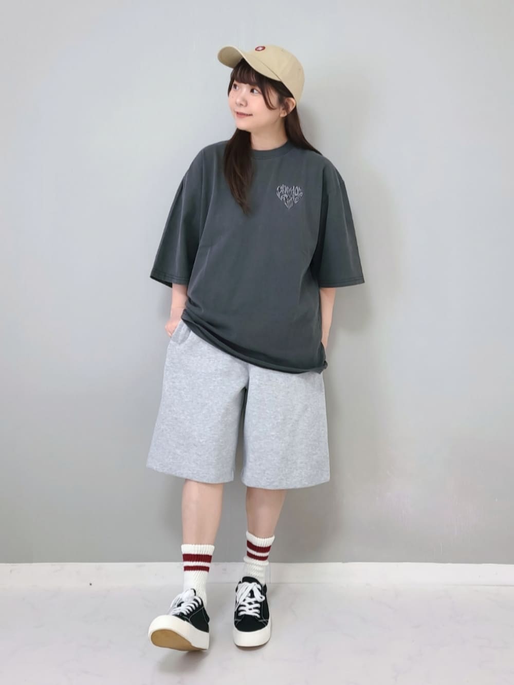 「PR、STARTING OVER、スターティングオーバー、春めき満開コーデ、ハーフパンツ、Tシャツ、ロゴT、シンプルコーデ、低身長、プチプラ、メンズライク、ストリート」｜「Starting OverのPigment hard wash T-shirt/ピグメント ハードウォッシュ 半袖 Tシャツ（Tシャツ/カットソー、グレー系）」を使った、パン粉さん（レディース・151cm）の春コーディネートの2枚目の写真