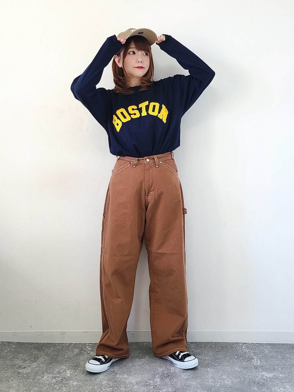 「ロゴT、ロンT、Lee、lee、leejapan、タックイン、キャップ、NEW ERA、メンズライク、ストリート、シンプルコーデ、休日スタイル、スニーカー、秋コーデ」｜「make a ray!のKANSAS/BOSTON/カレッジロゴ 刺繍ワッペン ロンT /長袖Tシャツ/ユニセックス（Tシャツ/カットソー、ブルー系）」を使った、パン粉さん（レディース・151cm）の秋コーディネートの3枚目の写真