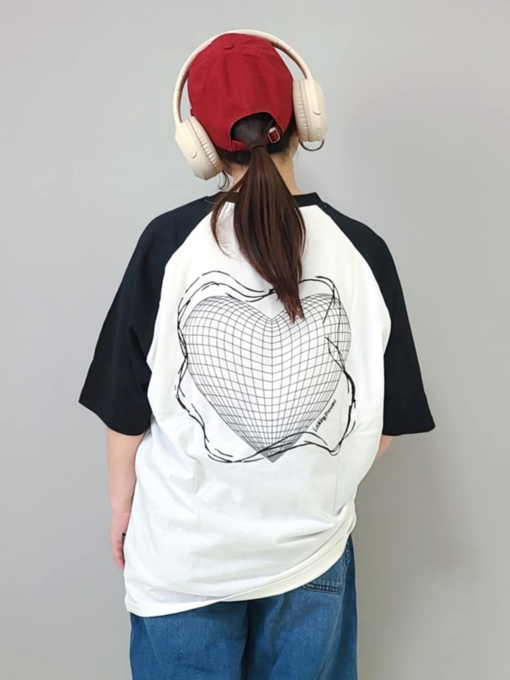 ホワイト系のTシャツ/カットソーを着用したレディースの夏コーディネートの4枚目の写真