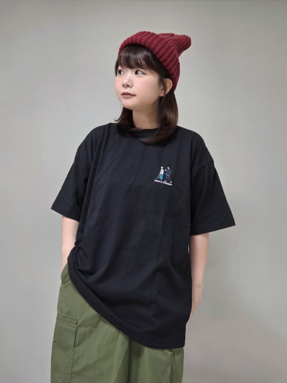 ブラック系のTシャツ/カットソー、ブラック系のサンダルを着用したレディースの夏コーディネートの5枚目の写真