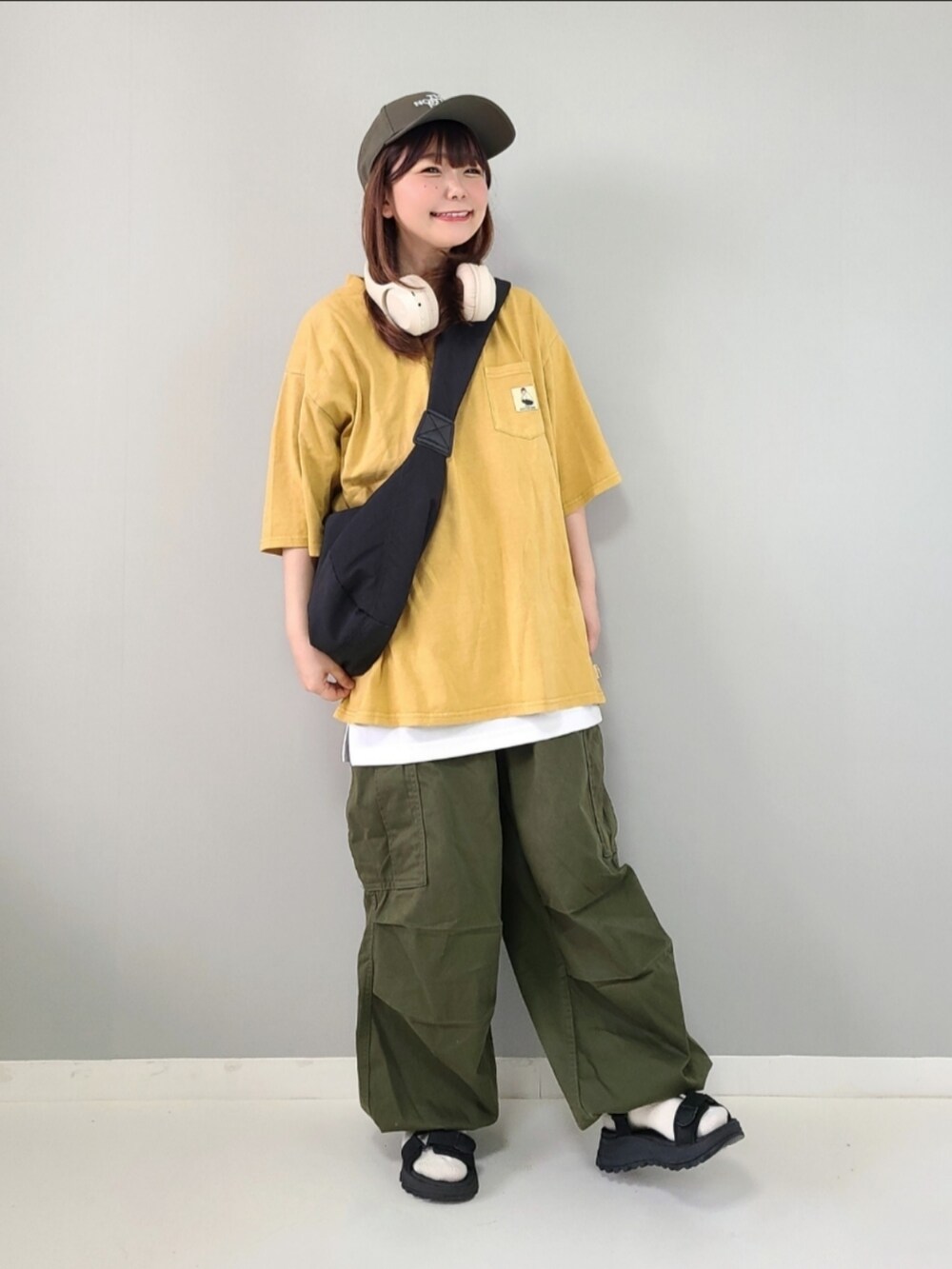 「johnscloset、ジョンズクローゼット、redcapgirl、お出かけコーデ日記、ストリート、メンズライク、プチプラ、カーゴパンツ、レイヤードスタイル、GU、キャップ、スポーツミックス、スボーツサンダル、休日スタイル、初夏コーデ」|「Red Cap Girlの【a-r】〔Red Cap Girl/レッドキャップガール〕ヘビーウェイト天竺 ワンポイント刺繍 ピグメントTシャツ(Tシャツ/カットソー、イエロー系)」を使った、パン粉さん(レディース・151cm)の春コーディネートの2枚目の写真