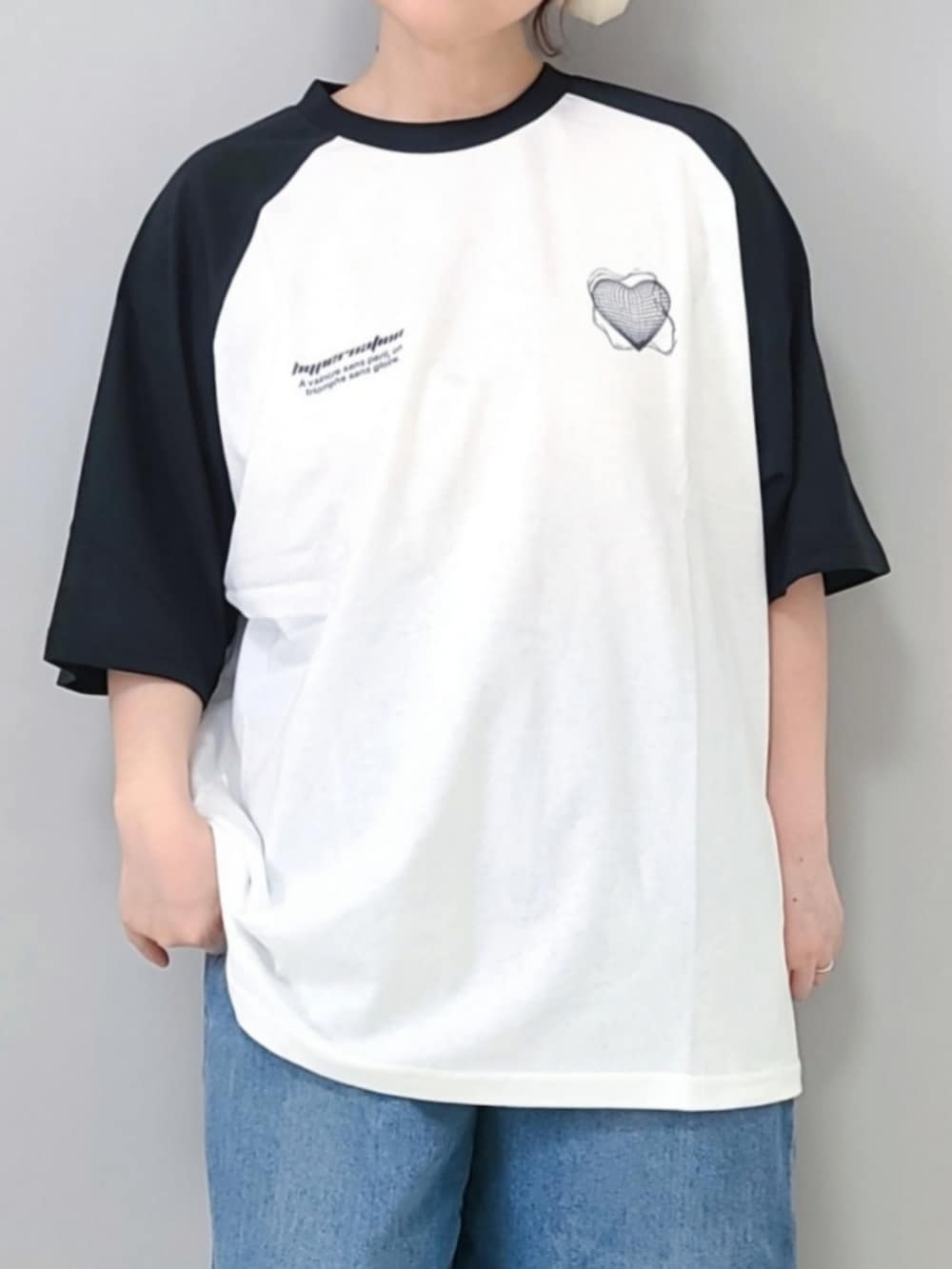 ホワイト系のTシャツ/カットソーを着用したレディースの夏コーディネートの5枚目の写真