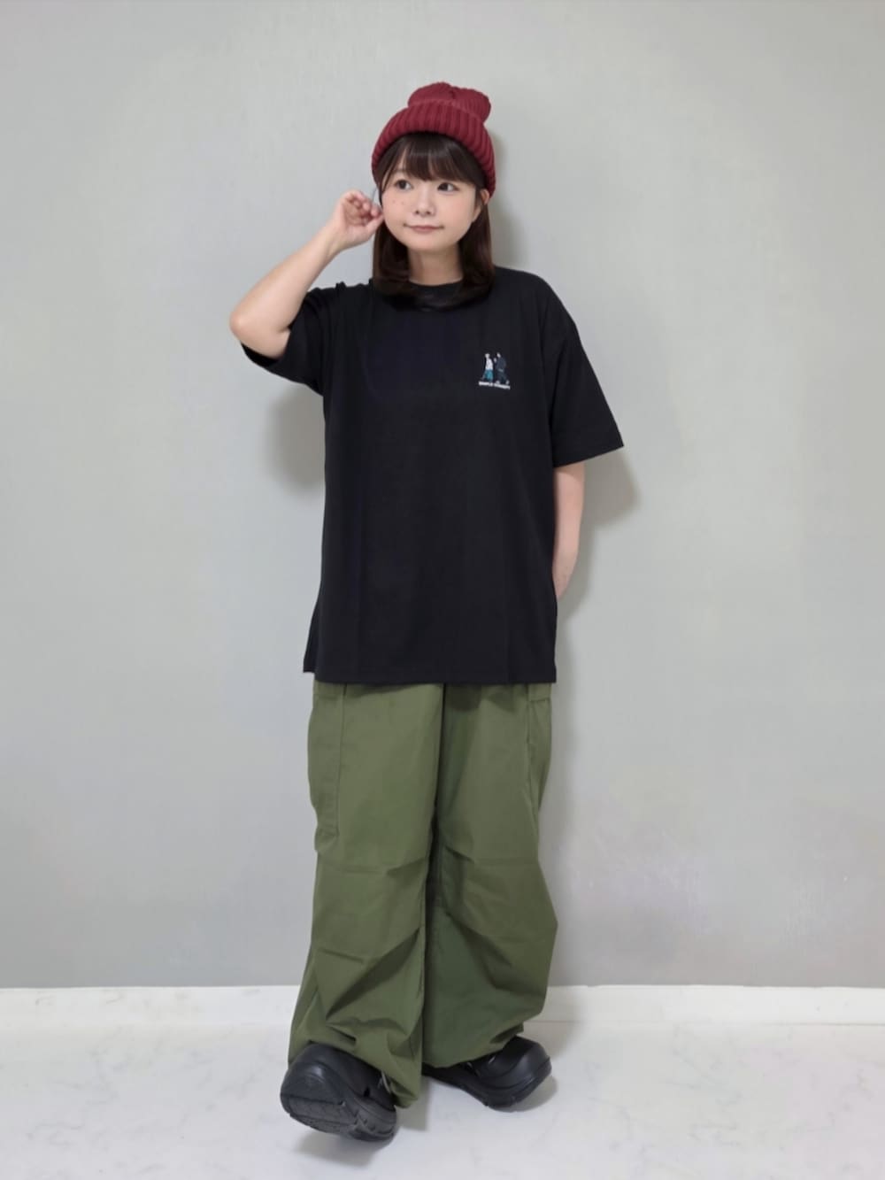 ブラック系のTシャツ/カットソー、ブラック系のサンダルを着用したレディースの夏コーディネートの2枚目の写真