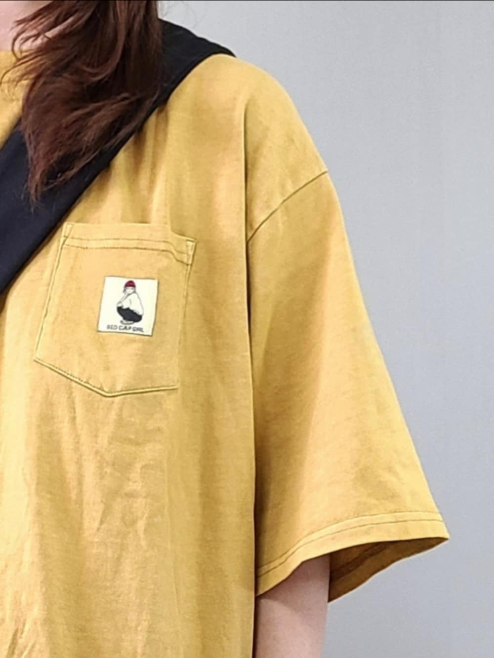 「johnscloset、ジョンズクローゼット、redcapgirl、お出かけコーデ日記、ストリート、メンズライク、プチプラ、カーゴパンツ、レイヤードスタイル、GU、キャップ、スポーツミックス、スボーツサンダル、休日スタイル、初夏コーデ」|「Red Cap Girlの【a-r】〔Red Cap Girl/レッドキャップガール〕ヘビーウェイト天竺 ワンポイント刺繍 ピグメントTシャツ(Tシャツ/カットソー、イエロー系)」を使った、パン粉さん(レディース・151cm)の春コーディネートの4枚目の写真