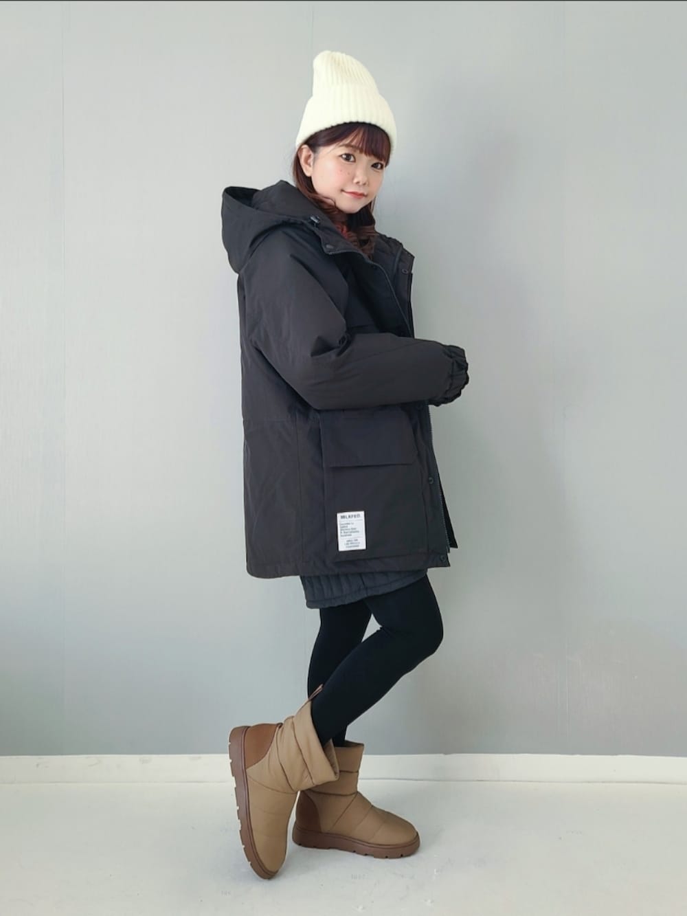 「冬アウター、冬コーデ、ニット帽、ストリート、ブーツ、マイベストコーデ2023、クリスマスに着たい服、ダウンジャケット、休日スタイル、シンプルコーデ、ダウン」｜「MILKFED.のSTENCIL LOGO WIDE SWEAT TOP（スウェット、オレンジ系）」を使った、パン粉さん（レディース・151cm）の冬コーディネートの2枚目の写真