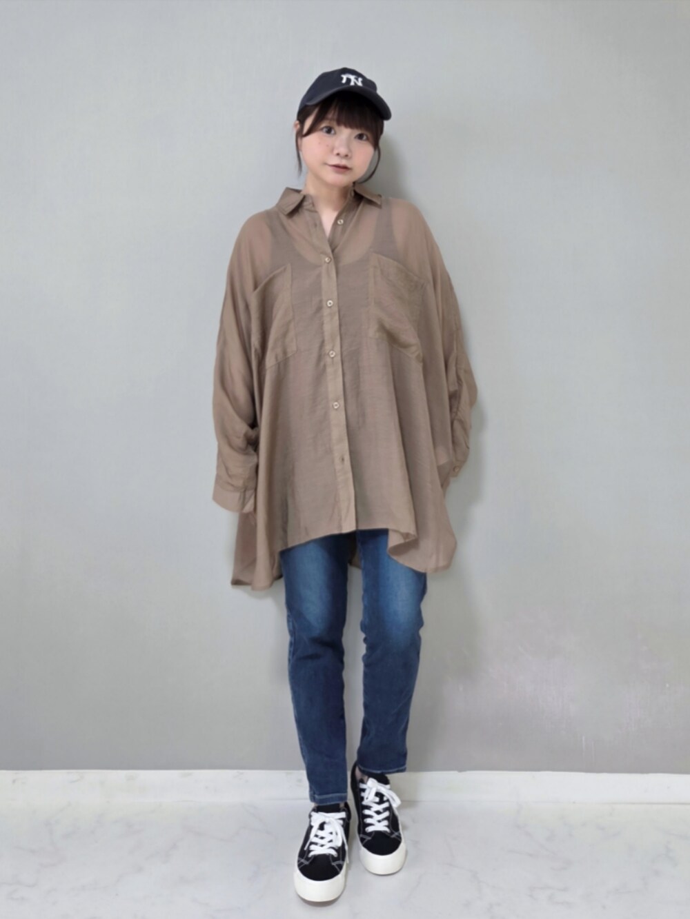 ベージュ系のシャツ/ブラウスを着用したレディースの秋コーディネートの2枚目の写真