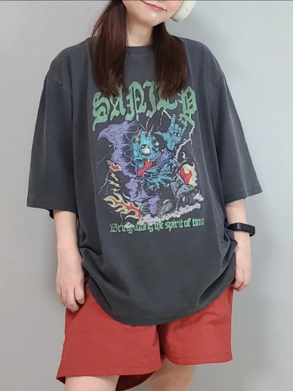「PR、STARTING OVER、スターティングオーバー、プリントT、古着MIX、Tシャツ、ハーフパンツ、ショートパンツ、スニーカー、スニーカーコーデ、キャップ、ストリート、プチプラ、休日スタイル、夏コーデ」｜「Starting OverのPigment hard wash T-shirt/ピグメント ハードウォッシュ 半袖 Tシャツ（Tシャツ/カットソー、ブラック系）」を使った、パン粉さん（レディース・151cm）の春コーディネートの5枚目の写真