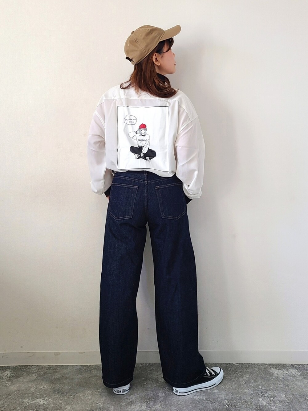 「シャツスタイル、johnscloset、ジョンズクローゼット、redcapgirl、シンプルコーデ、GU、休日スタイル、メンズライク、ビッグシルエット、プチプラ、キャップ、スニーカーコーデ、コンバース、モノトーン、春服みてみて」｜「Red Cap Girlの【a-r】〔Red Cap Girl/レッドキャップガール〕ナチュラルストレッチポリエステル RCGバックプリント ルーズサイズシャツ 長袖（シャツ/ブラウス、ホワイト系）」を使った、パン粉さん（レディース・151cm）の春コーディネートの2枚目の写真
