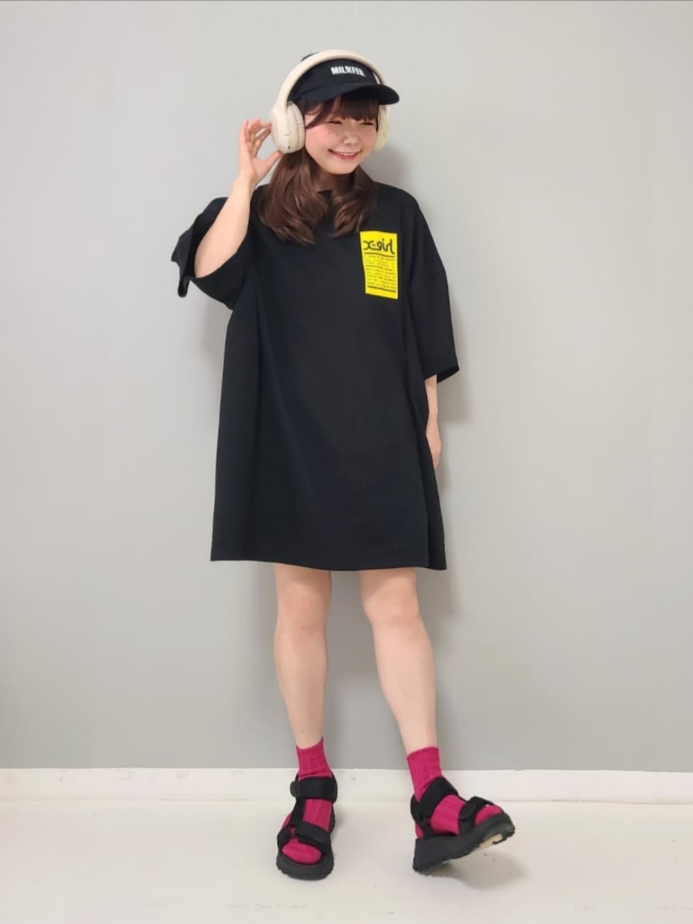 「お出かけコーデ日記、エックスガール、バックプリント、プリントT、ストリート、ビタミンカラー、キャップ、ビッグシルエット、オーバーサイズ、スポーツサンダル、初夏コーデ、スポーツミックス、休日スタイル」｜「X-girlのWORDS FACE S/S BIG TEE DRESS（ワンピース、ブラック系）」を使った、パン粉さん（レディース・151cm）の春コーディネートの4枚目の写真