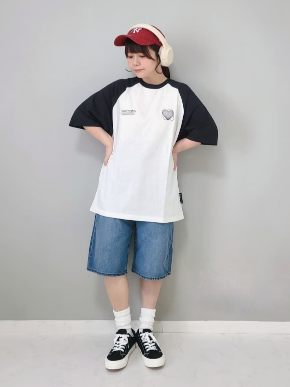 ホワイト系のTシャツ/カットソーを着用したレディースの夏コーディネートの3枚目の写真