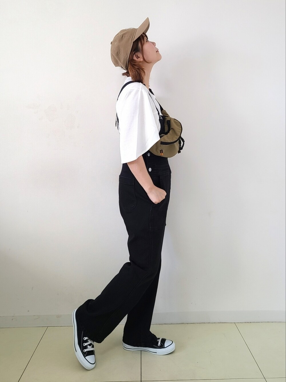 「dukkah、dukkah_pr、dukkah_girl、古着女子、オーバーオール、モノトーン、プチプラ、キャップ、NEW ERA、シンプルコーデ、サロペット、夏コーデ、休日スタイル、メンズライク、ストリート」｜「DuKKahのDukkah/【低身長向け】フレアオーバーオール（サロペット/オーバーオール、ブラック系）」を使った、パン粉さん（レディース・151cm）の夏コーディネートの2枚目の写真