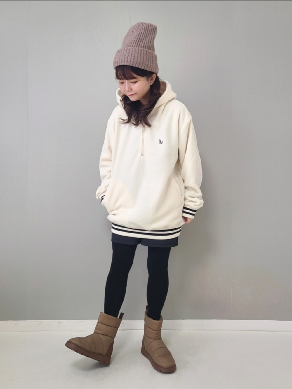「PR、johnscloset、ジョンズクローゼット、ファッションを楽しもう、ハーフジップ、フリース、パーカー、ブーツ、ニット帽、シンプルコーデ、休日スタイル、冬コーデ」｜「GLOVE HOUSEの【a】ワンポイント刺繍 フリース ラインリブハーフジップフーディ（パーカー、ホワイト系）」を使った、パン粉さん（レディース・151cm）の秋コーディネートの2枚目の写真