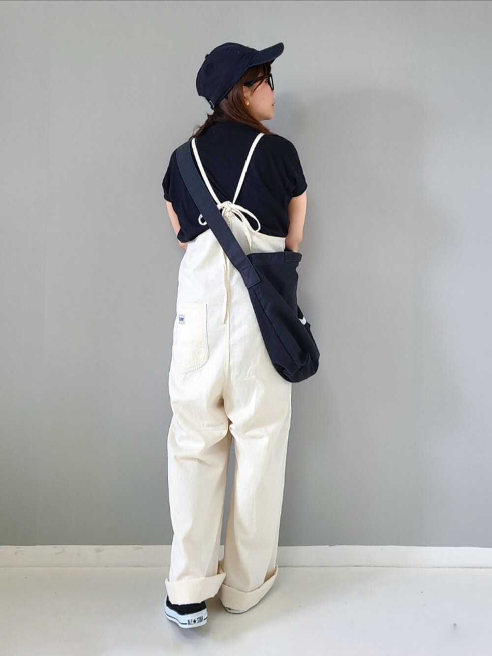 「Lee、leejapan、サロペット、モノトーン、モノトーンコーデ、ショルダーバッグ、メガネ女子、キャップ、スニーカー、コンバース、初夏コーデ、シンプルコーデ、休日スタイル」｜「Leeのキャミソールサロペット（サロペット/オーバーオール、ホワイト系）」を使った、パン粉さん（レディース・151cm）の春コーディネートの2枚目の写真