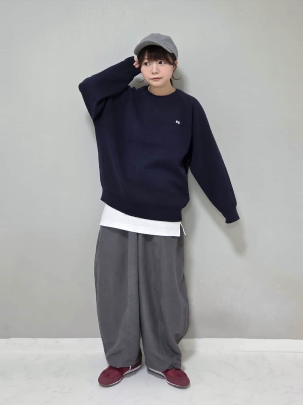 ブルー系のニット/セーターを着用したレディースの秋コーディネートの4枚目の写真