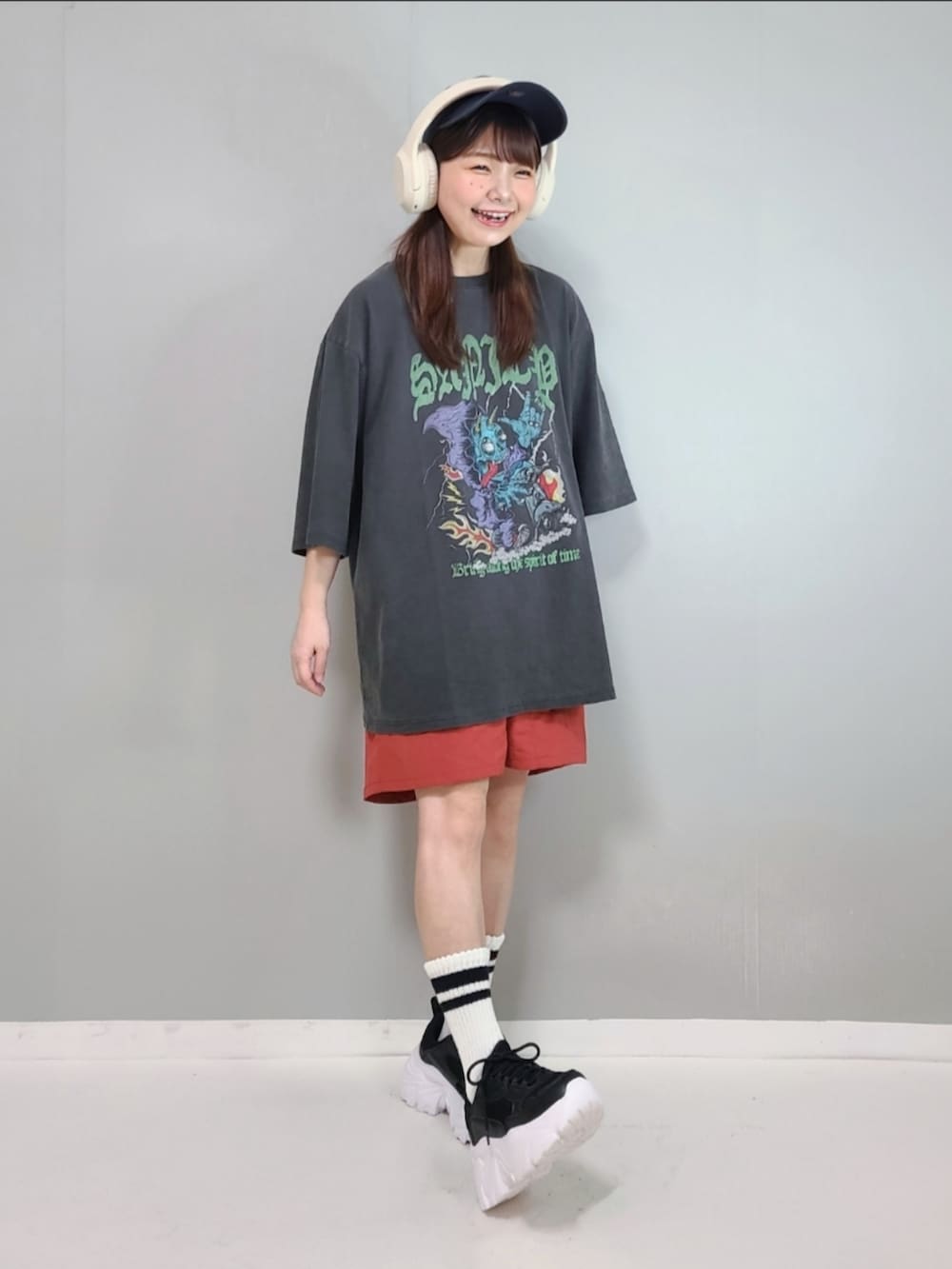 「PR、STARTING OVER、スターティングオーバー、プリントT、古着MIX、Tシャツ、ハーフパンツ、ショートパンツ、スニーカー、スニーカーコーデ、キャップ、ストリート、プチプラ、休日スタイル、夏コーデ」｜「Starting OverのPigment hard wash T-shirt/ピグメント ハードウォッシュ 半袖 Tシャツ（Tシャツ/カットソー、ブラック系）」を使った、パン粉さん（レディース・151cm）の春コーディネートの2枚目の写真