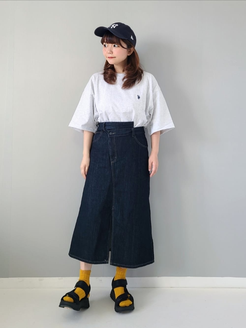 「WEGO、ウィゴー(WEGO)、wegotee、wego_ootd、遊ぶ集まる動く、PR、GU、デニム、プチプラ、ビッグシルエット、初夏コーデ、休日スタイル、タックイン、スポーツサンダル、キャップ」｜「U.S. POLO ASSN.の∴WEGO/U.S.POLO ASSN.別注ヘビーウエイトBIGTシャツ（Tシャツ/カットソー、グレー系）」を使った、パン粉さん（レディース・151cm）の春コーディネートの3枚目の写真