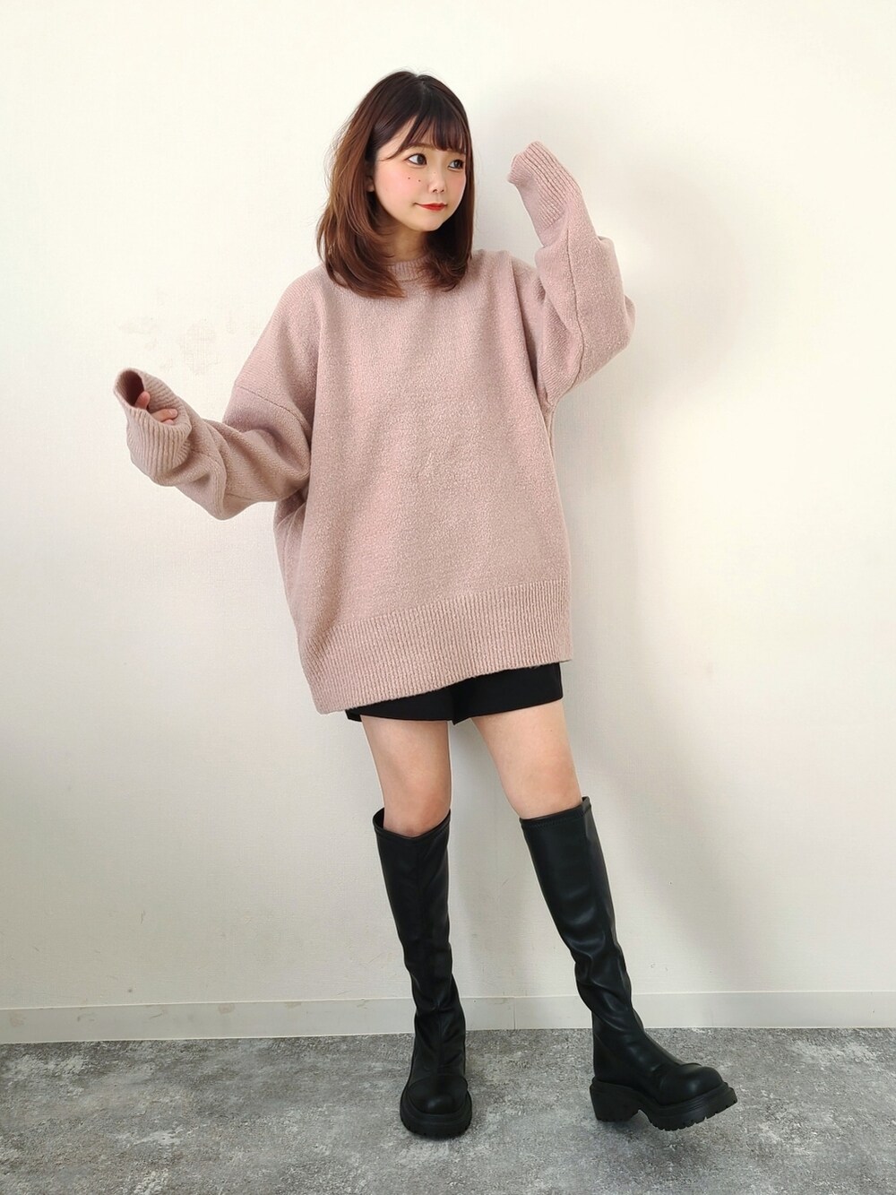 「プチプラ、GRL、ニット、ロングブーツ、クリスマスに着たい服、マイベストコーデ2022、休日スタイル、シンプルコーデ、きれいめカジュアル、ゆるコーデ、ショートパンツ」|「GRLのアイテム(ニット/セーター、ピンク系)」を使った、パン粉さん(レディース・151cm)の冬コーディネートの2枚目の写真