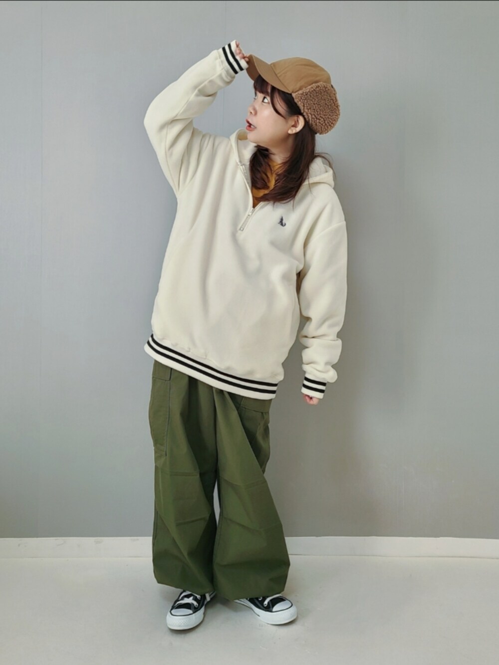 「PR、johnscloset、ジョンズクローゼット、ファッションを楽しもう、パーカー、フリース、レイヤードスタイル、休日スタイル、フライトキャップ、カーゴパンツ、スニーカー、ストリート、メンズライク、ビッグシルエット、スポーツミックス」｜「GLOVE HOUSEの【a】ワンポイント刺繍 フリース ラインリブハーフジップフーディ（パーカー、ホワイト系）」を使った、パン粉さん（レディース・151cm）の秋コーディネートの3枚目の写真